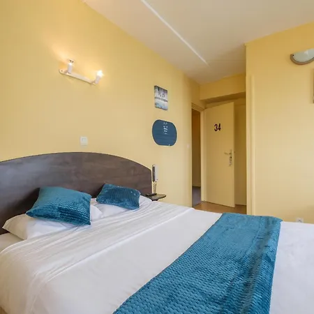Hotel Du Port 2*